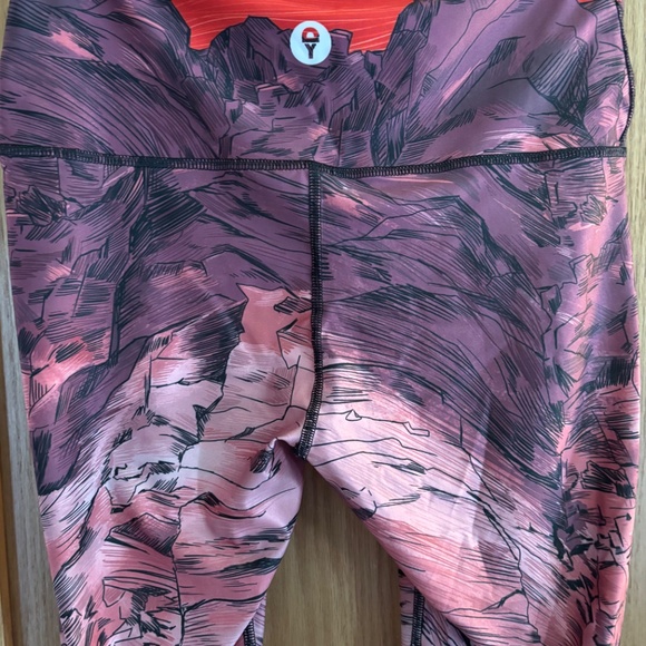 Yoga Democracy Red Rocks Capri Crop Legging Size Medium Like New - Picture 3 of 5